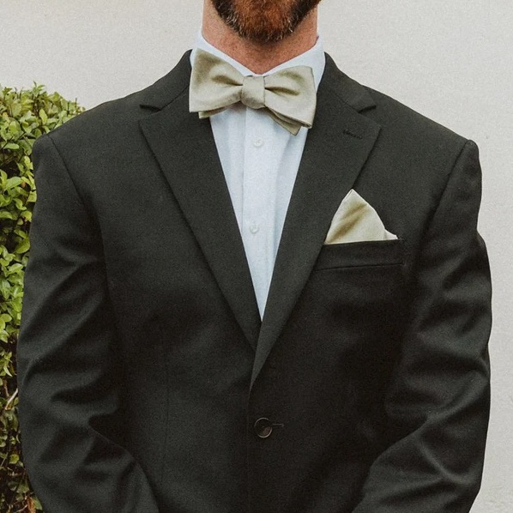 New Show Me Your Mumu Josh Bow Tie in Moss Green Solid